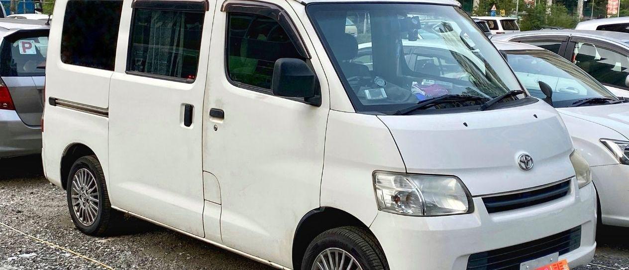 Toyota Townace DX: A Reliable and Spacious Van for Your Business